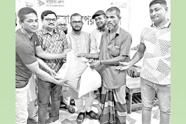 বসুন্ধরার সহায়তা পেল নিখোঁজ আট জেলের পরিবার