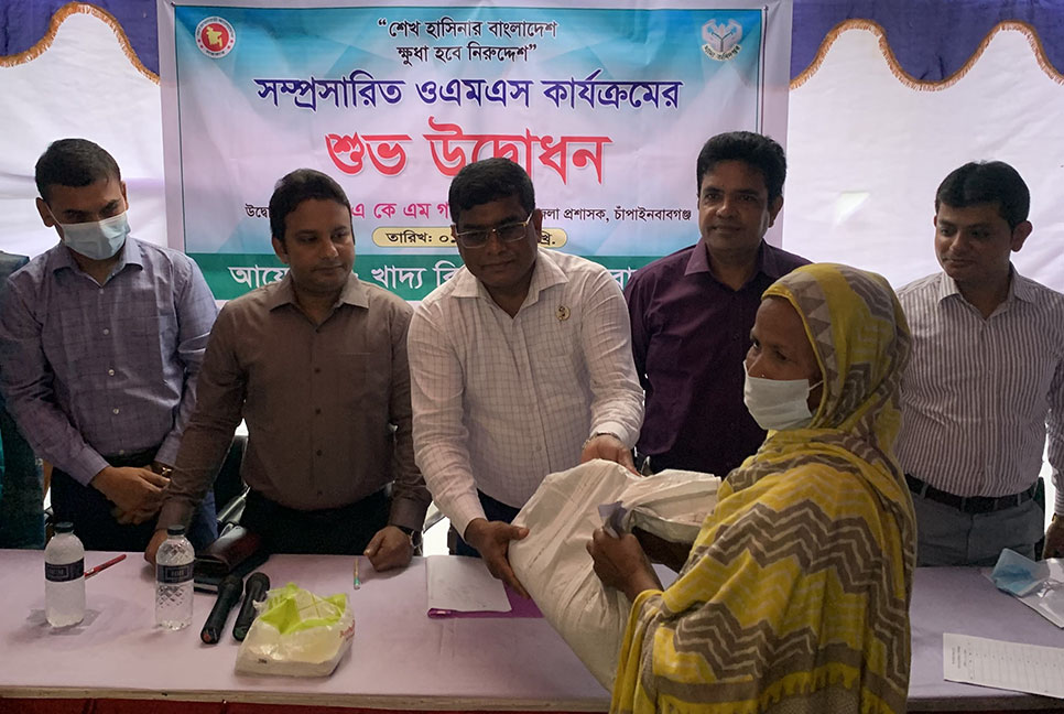 চাঁপাইনবাবগঞ্জে ওএমএস’র চাল বিক্রি কার্যক্রম উদ্বোধন