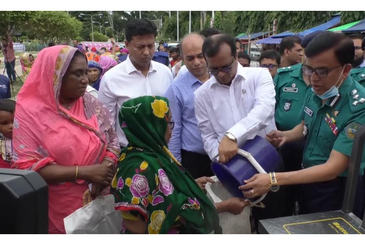 বরিশালে খোলা বাজারে প্রথম দিন
২১ স্থানে চাল ও আটা বিক্রি