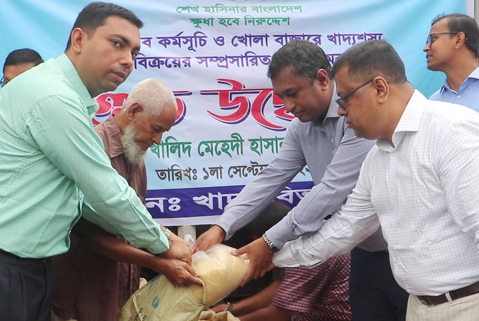নওগাঁয় ওএমএসের চাল বিক্রি শুরু