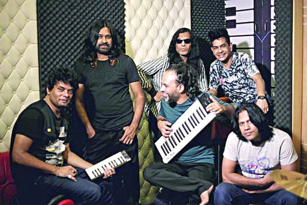 মিউজিক লাউঞ্জে ব্যান্ড দল আর্ক