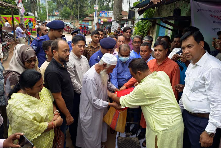 দিনাজপুরে চাল
ও আটা খোলা বাজারে বিক্রি শুরু