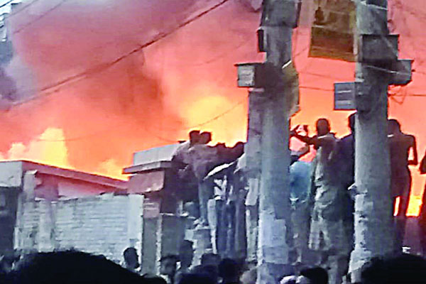 হাজারীবাগ বস্তিতে আগুন
