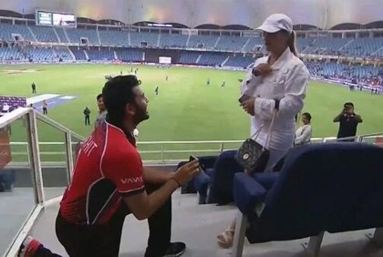 গ্যালারিতে হাঁটু গেড়ে বসে বান্ধবীকে বিয়ের প্রস্তাব 

