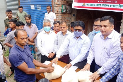 বগুড়ায়  খোলা বাজারে চাল বিক্রি শুরু