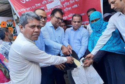 নিম্ন আয়ের মানুষের মাঝে খোলা বাজারে ওএমএসের চাল বিতরণ