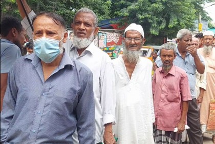 ফেনীতে ওএমএস ও টিসিবির পণ্য বিক্রি শুরু