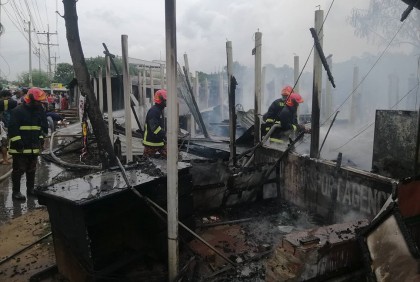 শ্রীপুরে আগুনে ৮টি দোকান পুড়ে ছাই