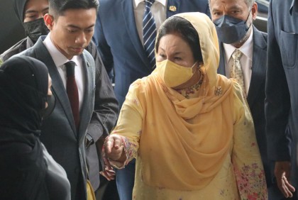 এবার ঘুষ গ্রহণের অভিযোগে দোষী সাব্যস্ত নাজিব রাজাকের স্ত্রী 