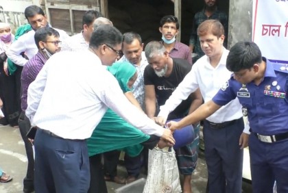 ভোলায় ওএমএসের চাল বিক্রি শুরু