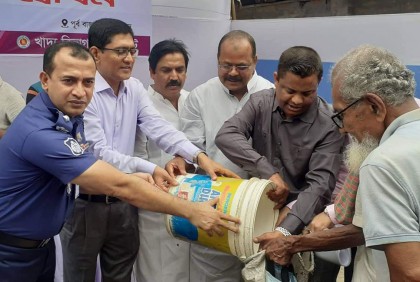 জয়পুরহাটে নিম্ন আয়ের মানুষের মাঝে খোলা বাজারে চাল বিক্রি শুরু