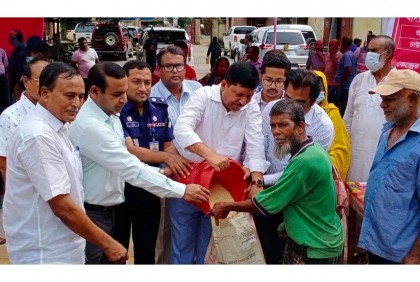 চুয়াডাঙ্গায় ওএমএস ও টিসিবির মাধ্যমে চাল বিক্রয়ের উদ্বোধন