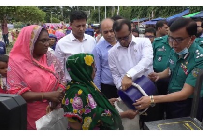 বরিশালে খোলা বাজারে প্রথম দিন
২১ স্থানে চাল ও আটা বিক্রি