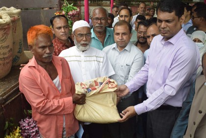 রংপুরে ওএমএসের মাধ্যমে চাল ও আটা বিক্রি শুরু