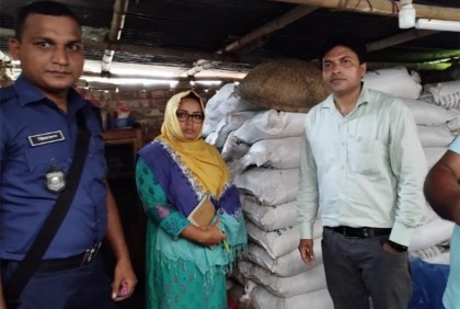 সার মজুদ এবং বেশি দামে বিক্রি করায় এক লাখ টাকা জরিমানা