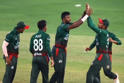 অভিষেকে প্রথম ওভারেই জোড়া উইকেট এবাদতের 

