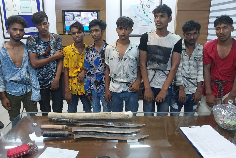 ফতুল্লায় গণপিটুনি দিয়ে কিশোর গ্যাংয়ের ৮ সদস্যকে পুলিশে সোপর্দ