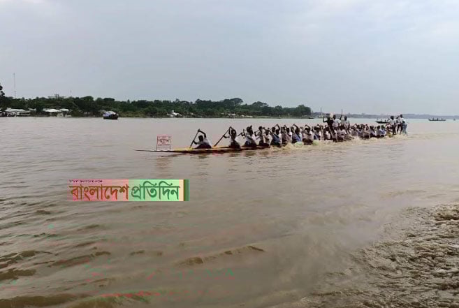 কুষ্টিয়ায় নৌকা বাইচ প্রতিযোগিতা 