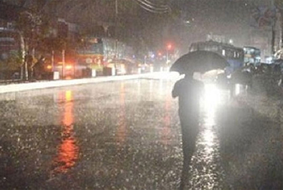 রাজধানীতে এক পশলা স্বস্তির বৃষ্টি