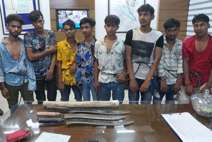 ফতুল্লায় গণপিটুনি দিয়ে কিশোর গ্যাংয়ের ৮ সদস্যকে পুলিশে সোপর্দ