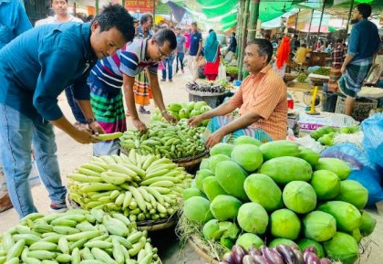 সাভার-আশুলিয়াতে লাগামহীন নিত্যপণ্যের বাজার