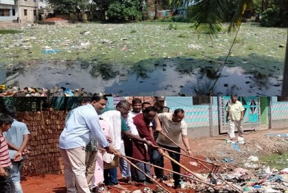 প্রশাসনের উদ্যোগে শহরের পুকুর পরিষ্কার-পরিচ্ছন্নকরণ কার্যক্রম শুরু