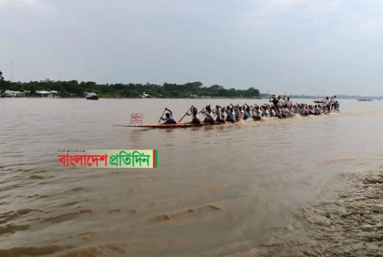 কুষ্টিয়ায় নৌকা বাইচ প্রতিযোগিতা 