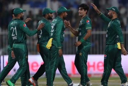 হংকংকে ১৫৫ রানে হারিয়ে সুপার ফোরে পাকিস্তান
