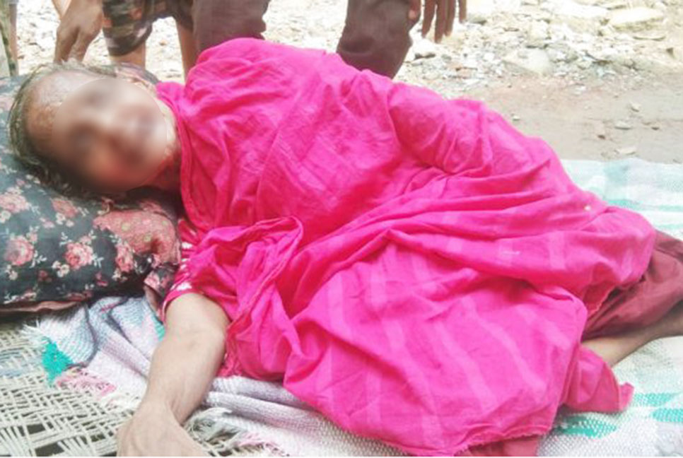 বৃদ্ধা মাকে রাস্তার ধারে ফেলে পালিয়েছে ছেলে