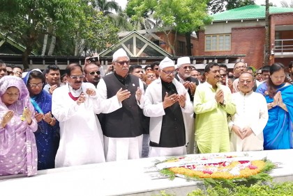 টুঙ্গিপাড়ায় বঙ্গবন্ধুর সমাধিতে ডেপুটি স্পিকারের শ্রদ্ধা