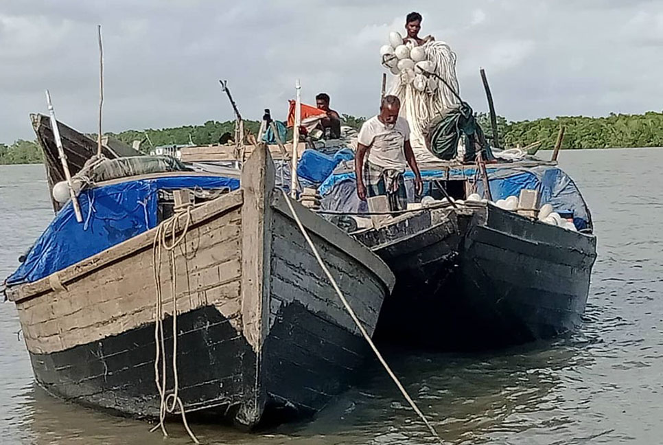 সুন্দরবনে ১৮ ফিশিং ট্রলারসহ ৫৫ জেলে আটক