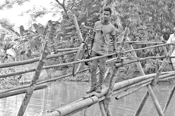 সাঁকোতে খাল পারাপার