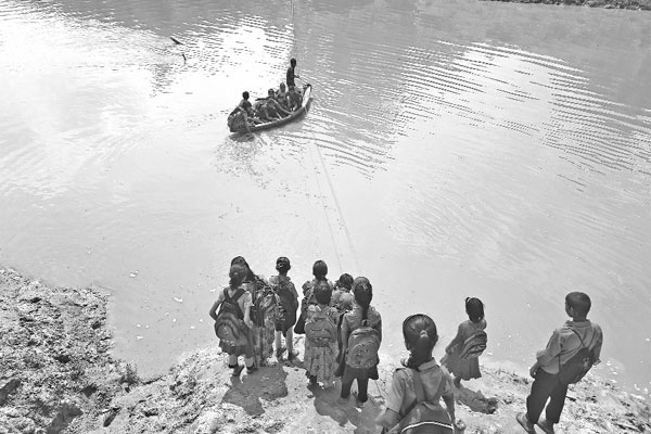 নৌকায় নদী পার শিক্ষার্থীদের