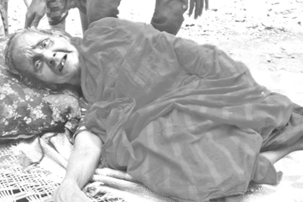 বৃদ্ধা মাকে রাস্তায় ফেলে পালিয়েছে ছেলে