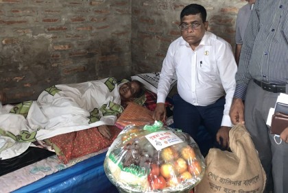 বৃদ্ধা মাকে রাস্তায় ফেলে গেল সন্তান, পাশে দাঁড়ালেন ডিসি