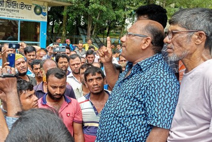 অবৈধ ইজিবাইক আটকের প্রতিবাদে ঝালকাঠিতে বিক্ষোভ