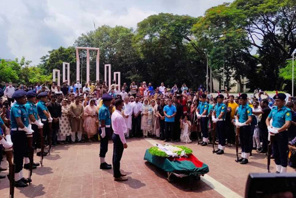 গাজী মাজহারুলকে শহীদ মিনারে শ্রদ্ধা নিবেদন ও গার্ড অফ অনার প্রদান

