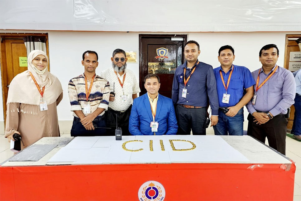 শাহজালালে বিমানের টয়লেট থেকে ৪০টি স্বর্ণের বার উদ্ধার