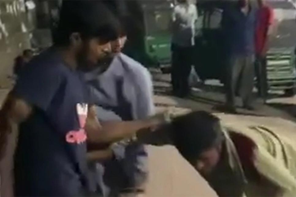 নারায়ণগঞ্জে প্রকাশ্যে মারধরের ভিডিও ভাইরালের ঘটনায় আটক ৩
