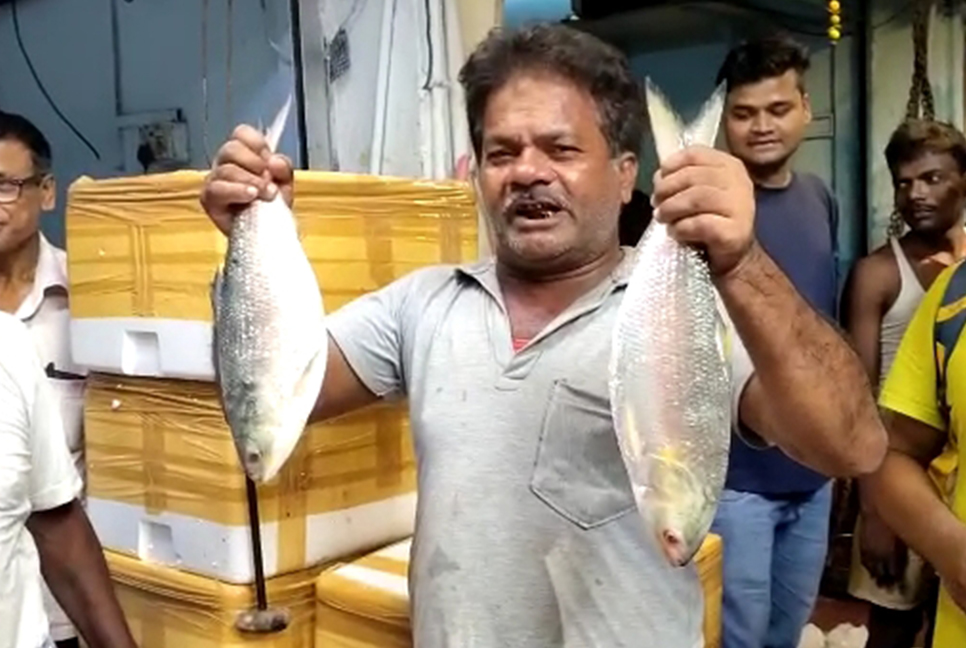 পশ্চিমবঙ্গে পৌঁছেছে বাংলাদেশি ইলিশের প্রথম চালান
