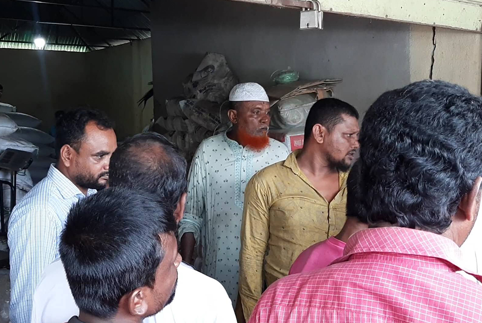 সার মজুদ রেখে বেশি দামে বিক্রি করায় জরিমানা