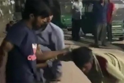 নারায়ণগঞ্জে প্রকাশ্যে মারধরের ভিডিও ভাইরালের ঘটনায় আটক ৩