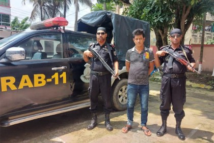 অস্ত্র ও গুলিসহ যুবক গ্রেফতার 