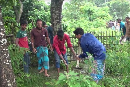 ১২টি কবরের কঙ্কাল চুরি 