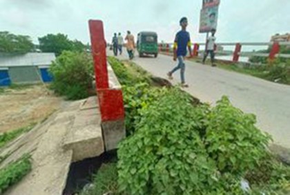 অতিবর্ষণে ব্রিজের গোড়ায় গর্ত, ধসে যাওয়ার আশংকা