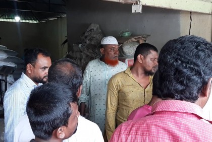 সার মজুদ রেখে বেশি দামে বিক্রি করায় জরিমানা