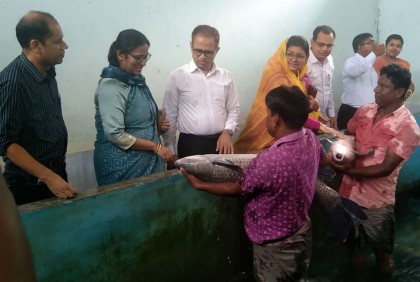 কেন্দ্রীয় মৎস্য হ্যাচারি পরিদর্শনে বিভাগীয় কমিশনার