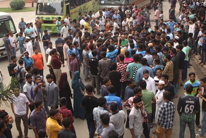 খেলায় অংশ নিতে ইবির প্রধান ফটকে তালা 