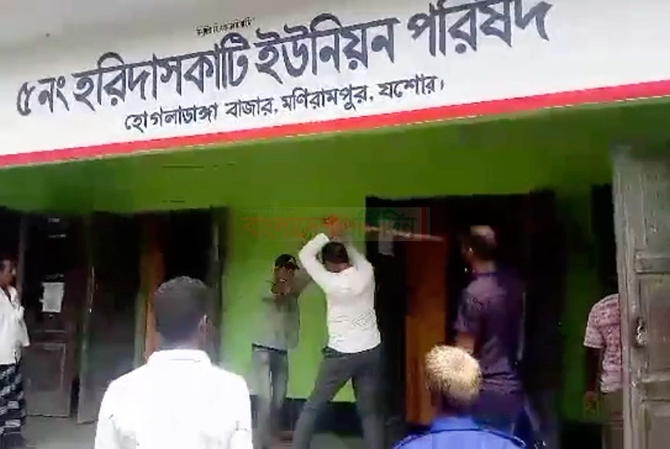 ছাত্রলীগ কর্মীকে মারধর ইউপি চেয়ারম্যানের
