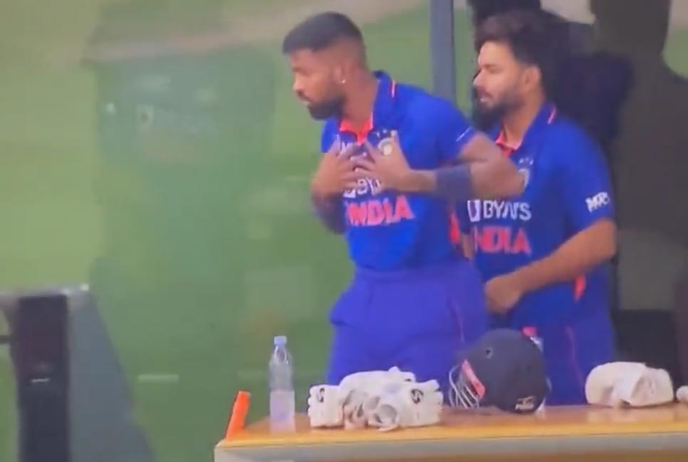 গ্লাভস পরতে যাচ্ছিলেন পন্তে, হঠাৎ হার্দিককে নামার নির্দেশ